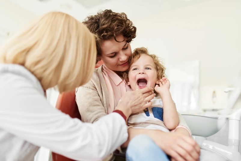 How long should you brush your child\'s teeth?